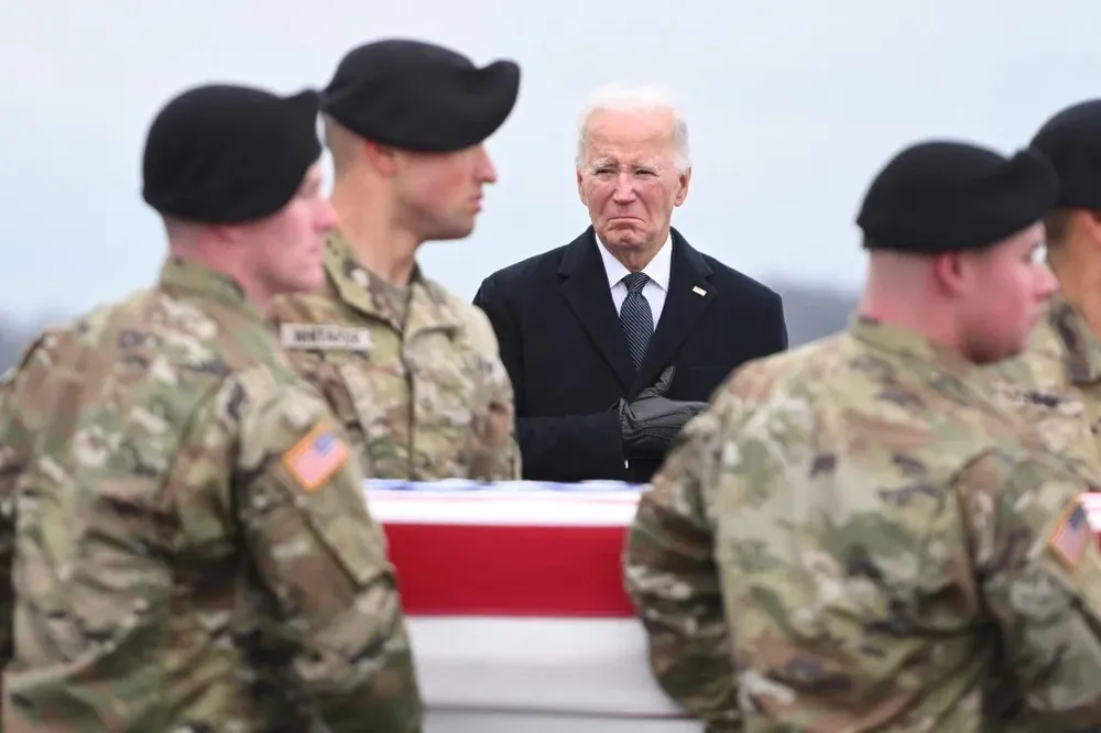El presidente de Estados Unidos Joe Biden asiste al servicio fúnebre de los tres soldados de ese país muertos por un dron del grupo iraquí Kataeb Hezbolá .
