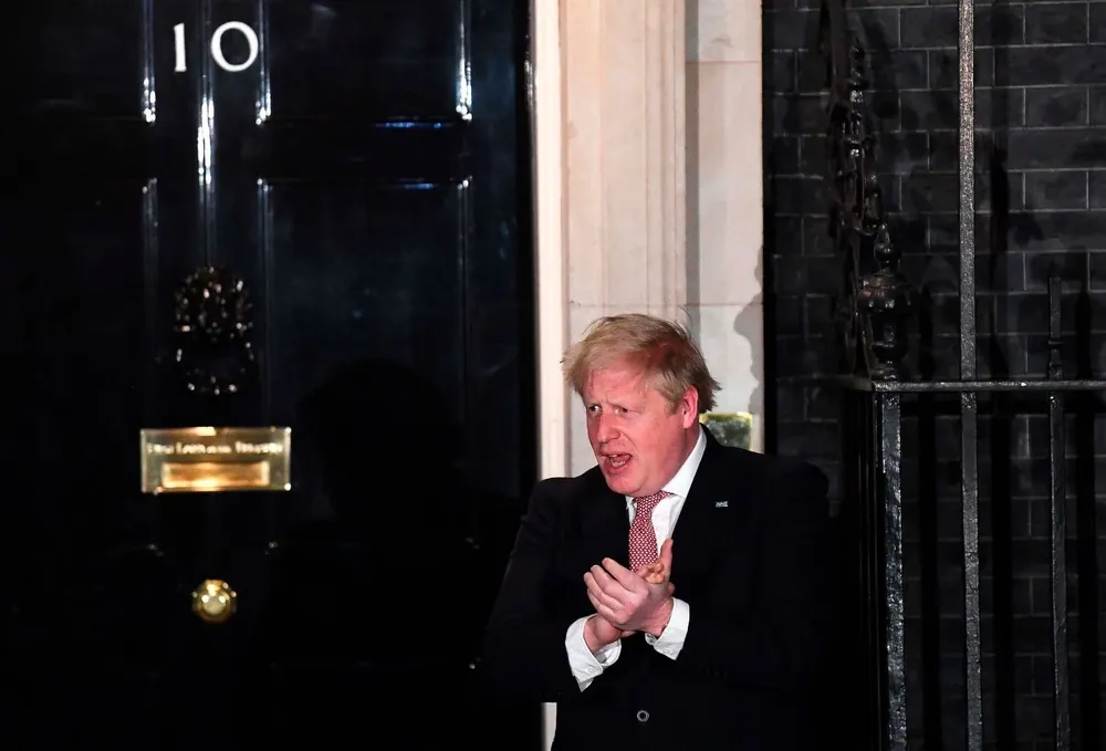 Boris Johnson afuera de su residencia oficial en marzo de 2020