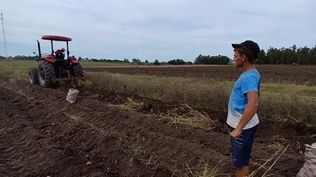 Mugre a un paso de los predios productivos: un problema grave para muchos granjeros en Canelones.