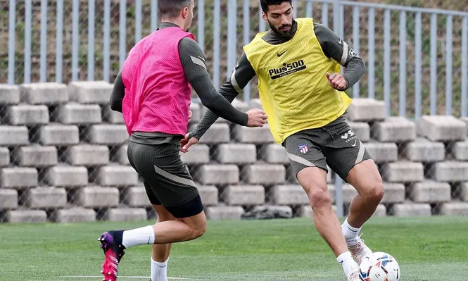 Luis Suárez en el entrenamiento de este viernes, con pelota y marca