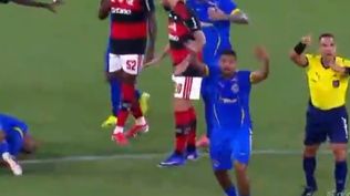 Alexandre Souza cayó solo al suelo y sus compañeros y el árbitro reclaman a los médicos con urgencia en el fútbol de Brasil