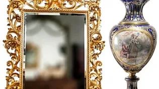 Espejo francés, en madera tallada dorada a la hoja y un Potiche de porcelana Sevres azul cobalto, de 77 centímetros de altura