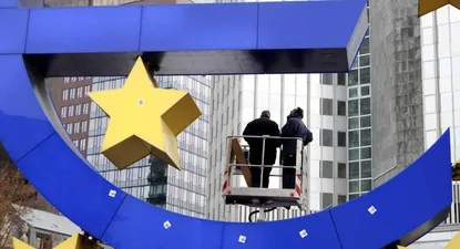 Escultura al euro frente al Banco Central Europeo en Alemania