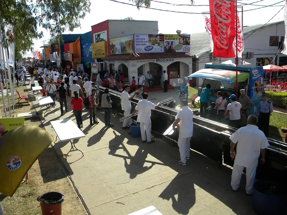 Unas 180 personas participaron de la elaboración de la salchicha gigante