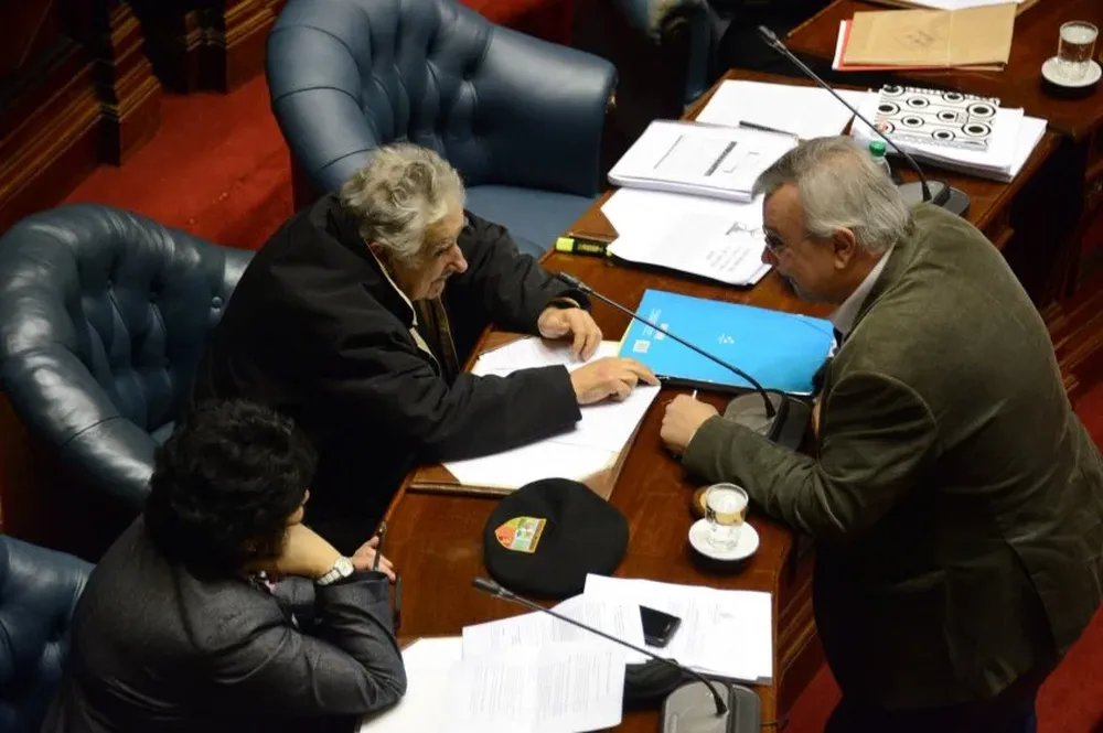 Legisladores oficialistas durante la discusión del TLC