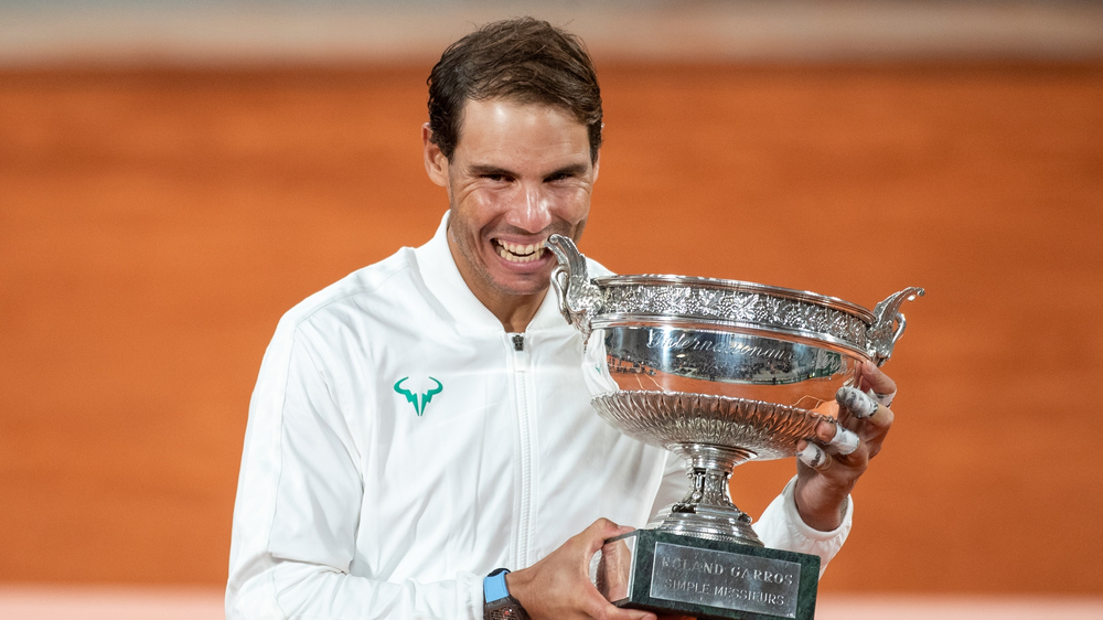 Nadal con el trofeo que levantó 14 veces en su carrera, Roland Garros.