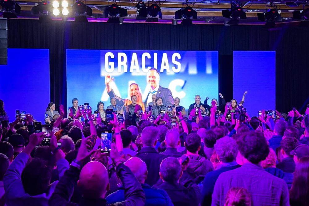 Javier Milei dio un breve discurso para celebrar el triunfo de Manuel Adorni. Se pintó de violeta el bastión amarillo, dijo.