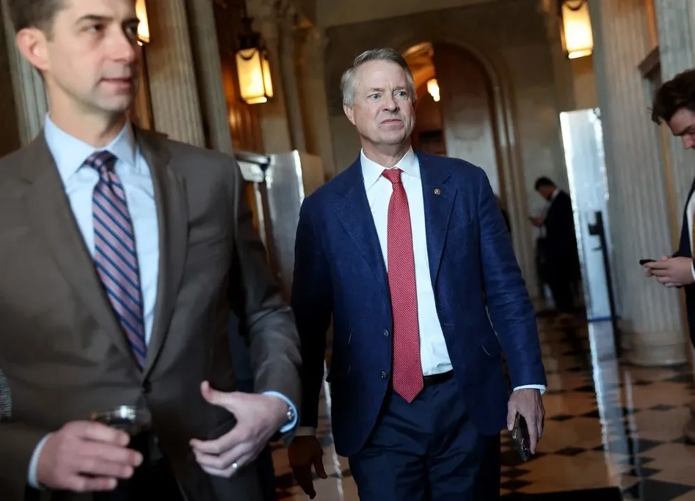 El senador republicano por Kansas, Roger Marshall, llega al Capitolio, donde su partido aceptó votar el Proyecto de los demócratas.