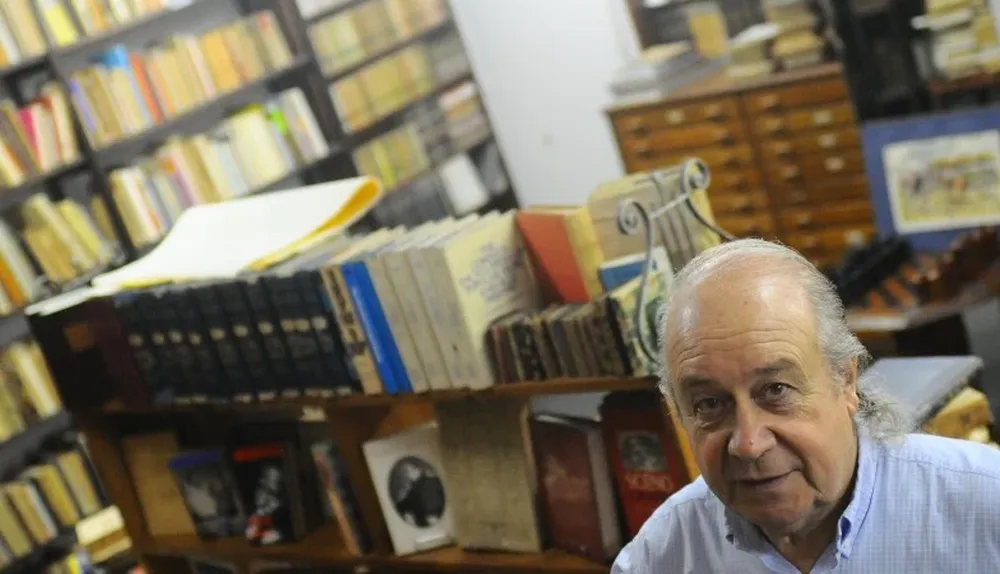 Roberto Cataldo en su ámbito natural: entre los libros de El Galeón