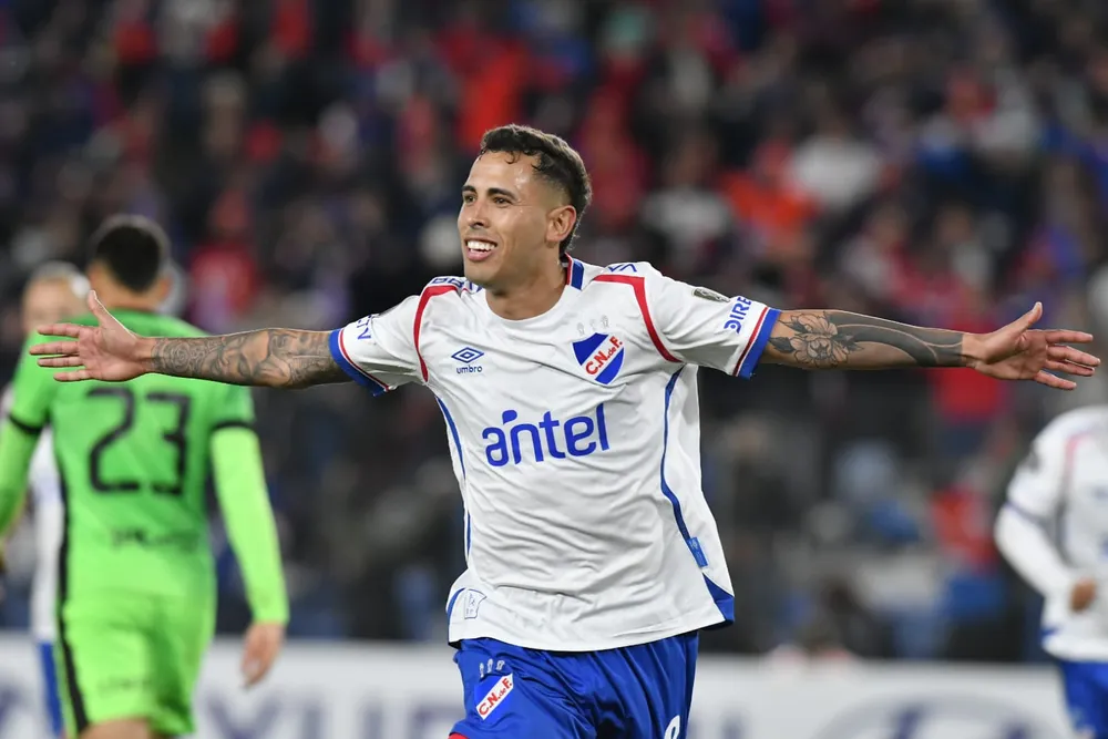 Christian Oliva festeja su gol para Nacional ante Atlético Nacional de Medellín por Copa Libertadores