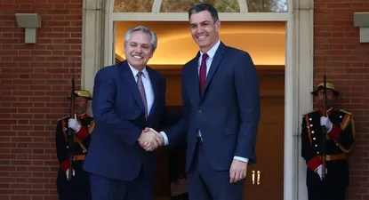Ex presidente de Argentina, Alberto Fernández, y el presidente de España, Pedro Sánchez.