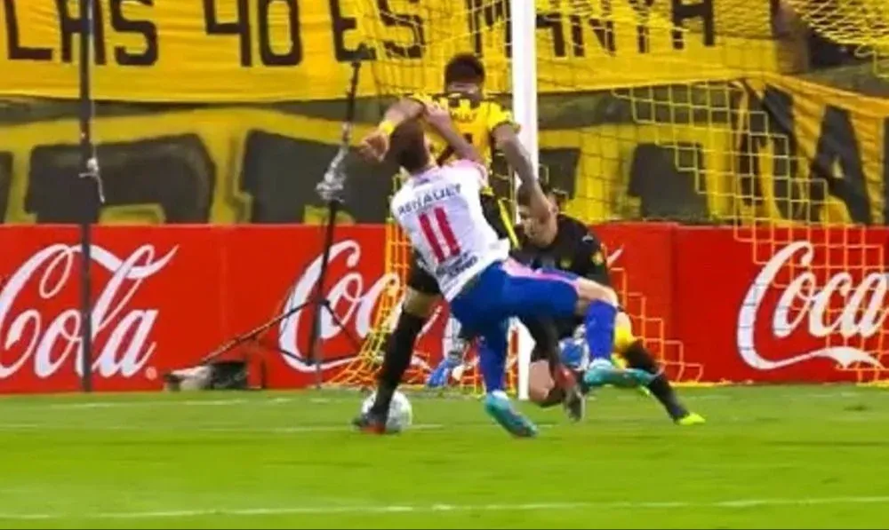 La jugada entre Cachila Arias y el Colo Ramírez que estudió el VAR y que determinó que no hubo penal