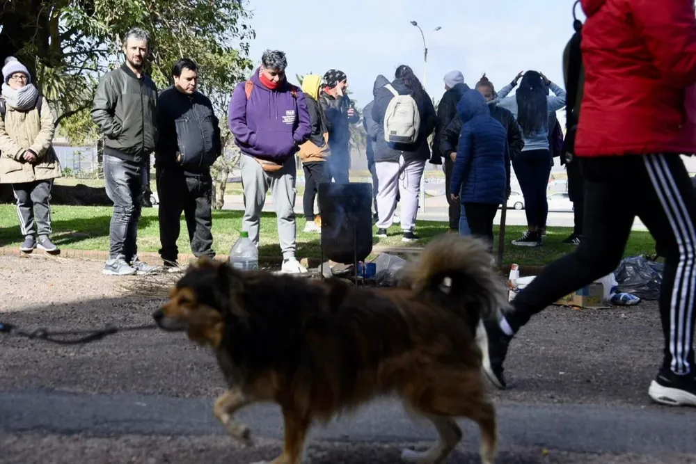 Los trabajadores de La Sin Rival frente al estudio del contador Marcelo Ríos