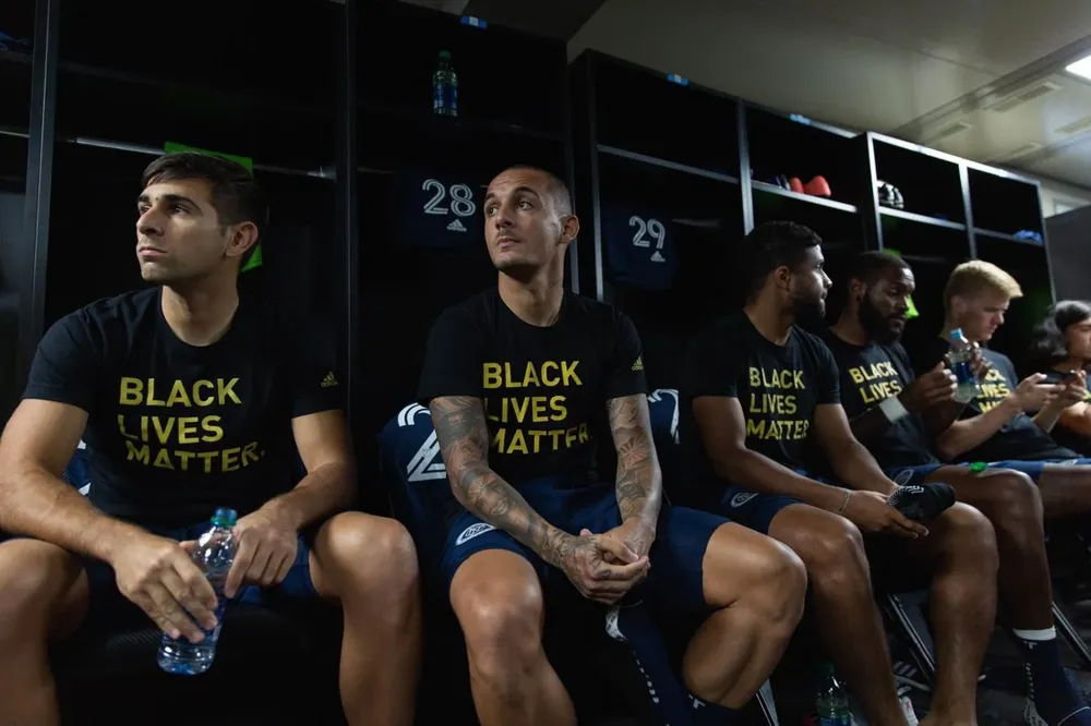 Nicolás Acevedo junto a su cmpñaeros con la remera de Black Lives Matters