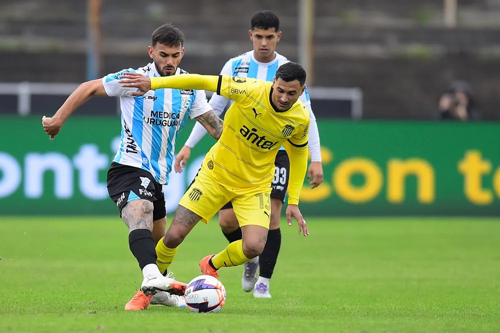 Eduardo Darias de Peñarol ante Cerro por el Torneo Intermedio