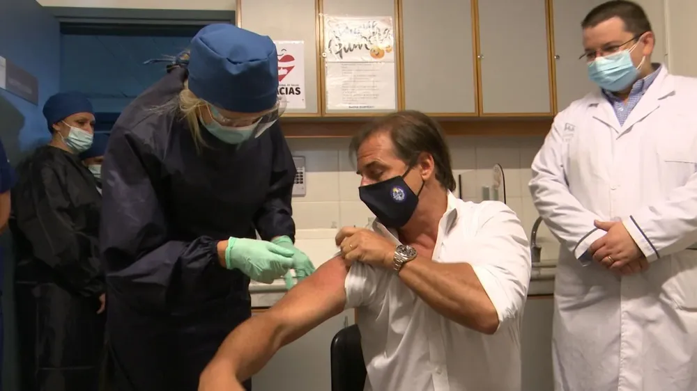 El presidente Luis Lacalle Pou recibiendo la primera dosis de la vacuna anticovid en marzo