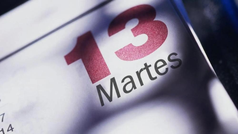 martes 13