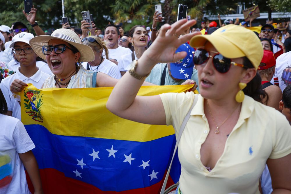 Manifestantes a favor de la libertad en Venezuela, en la Plaza de Colón en Madrid