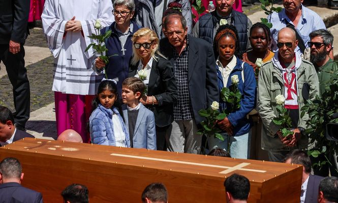 Mendigos, migrantes, presos y transexuales: los invitados especiales que recibieron al papa Francisco en su última morada