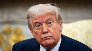 3 frenos con los que Trump se ha topado al intentar ampliar su poder en EEUU