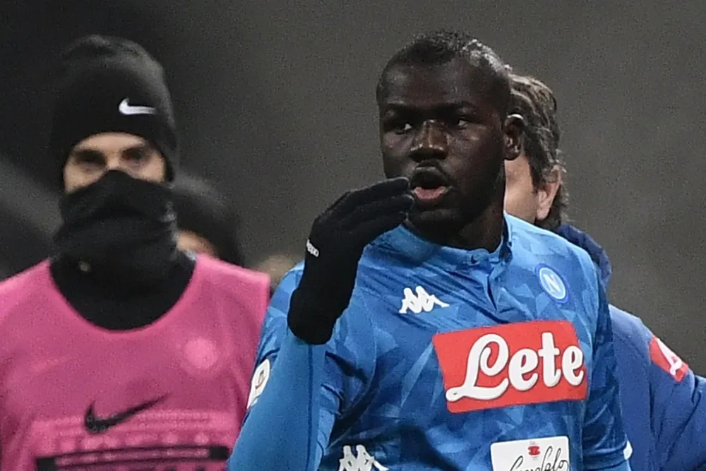 Kalidou Koulibaly reaccionó y vio la roja, luego de haber sufrido insultos