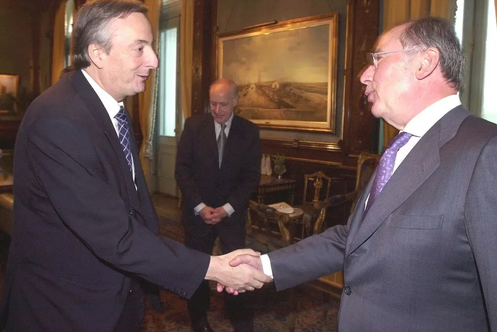 Rodrigo Rato saluda a Néstor Kirchner. Detrás, Robeto Lavagna.