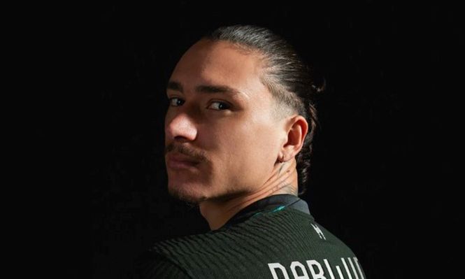 Darwin Núñez con la camiseta de alternativa de Liverpool
