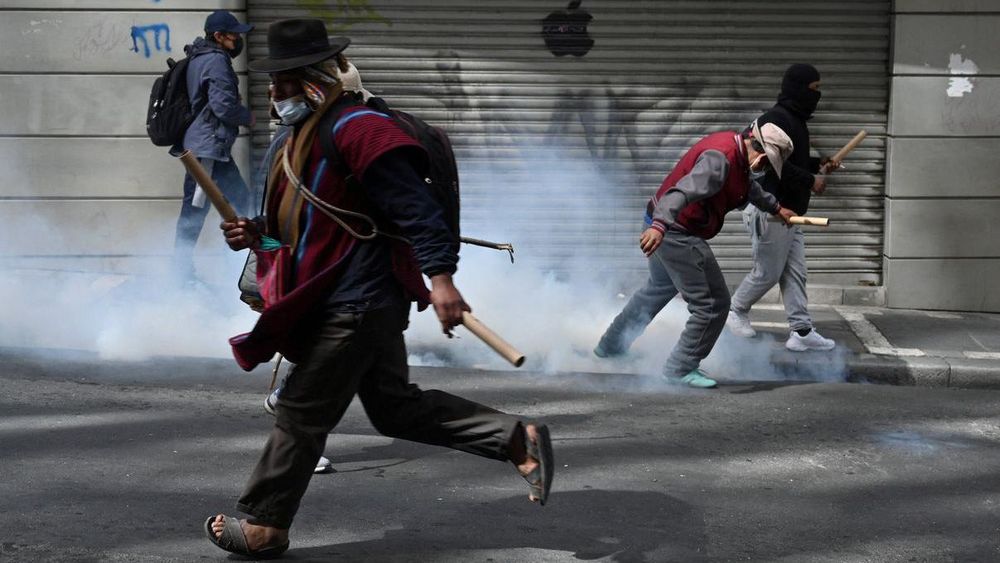 "Gasolina basura" y otros 3 motivos que explican las crecientes protestas en Bolivia que el gobierno atribuye a Evo Morales y su entorno