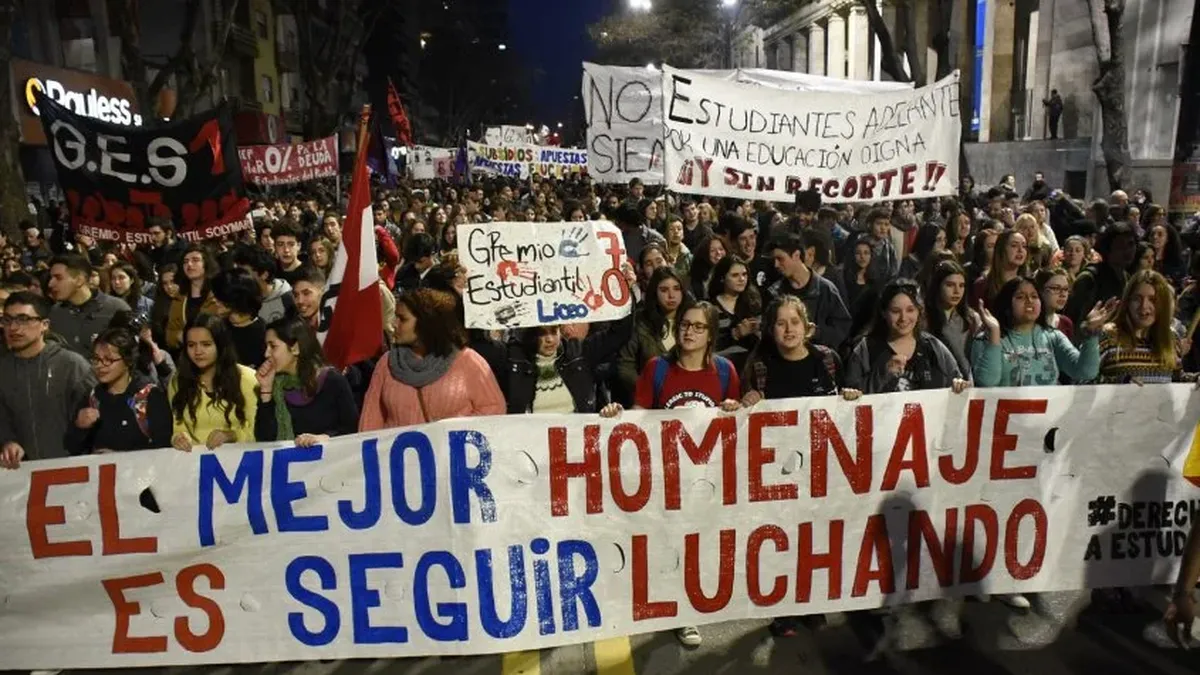 Marcha de estudiantes criticó al gobierno y pidió más recursos para la ...