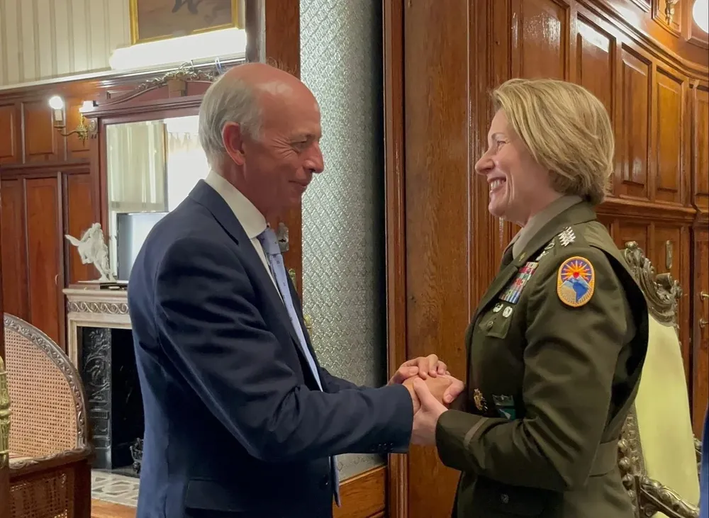 Javier García con Laura Richardson