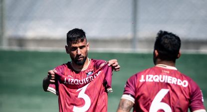 Mario Risso y Lucas Morales con el homenaje a Juan Izquierdo