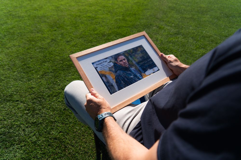 Joaquín Papa, entrenador de Liverpool Football Club sosteniendo su premio a 