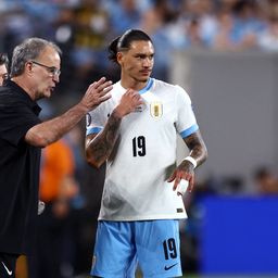 Marcelo Bielsa y Darwin Núñez con la selección de Uruguay