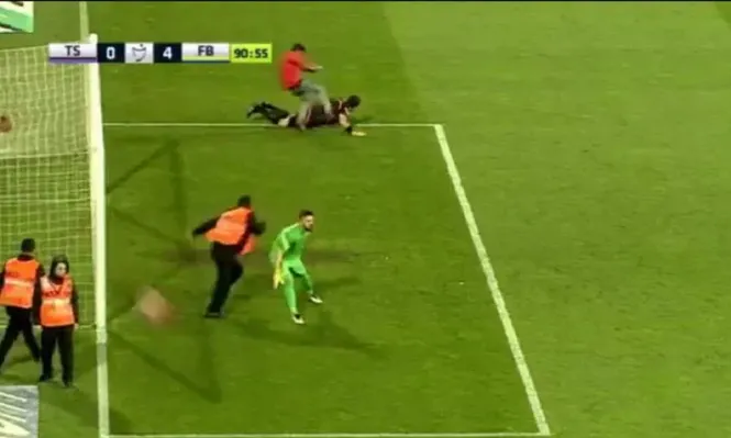 El momento en el que el asistente es agredido