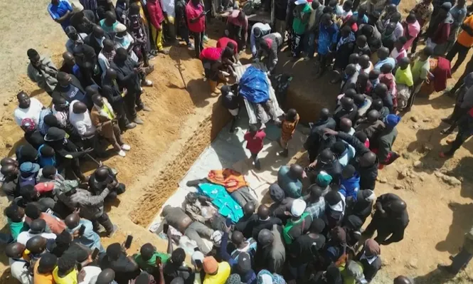 Habitantes de una de las aldeas atacadas entierran a las víctimas.