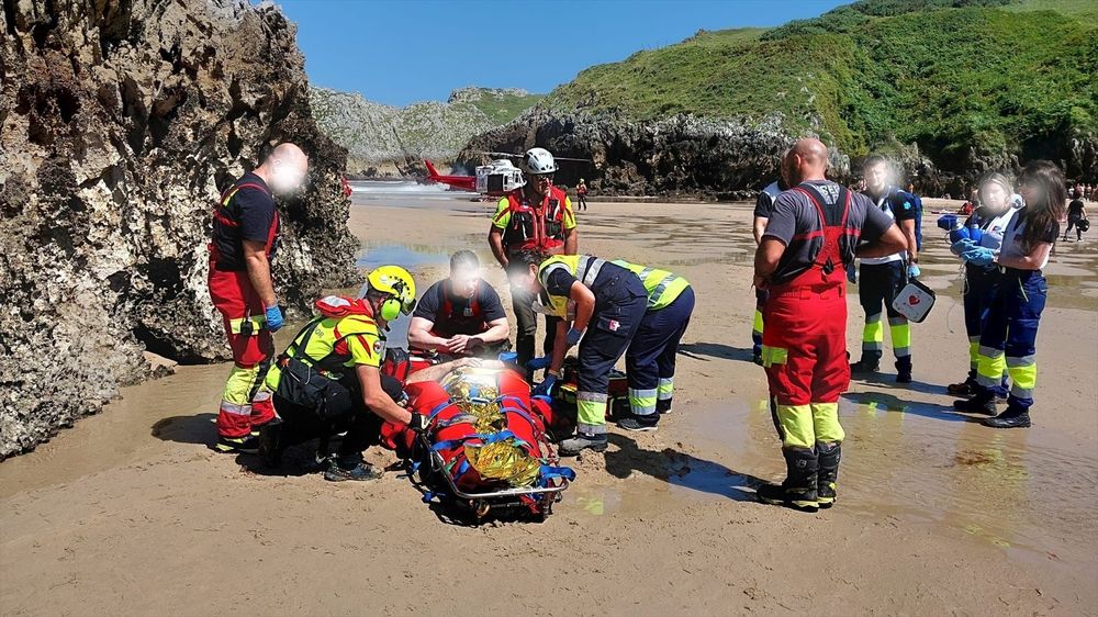 Rescate de dos hombres, familiares entre sí, del agua en la playa de Berellín, en San Vicente de la Barquera