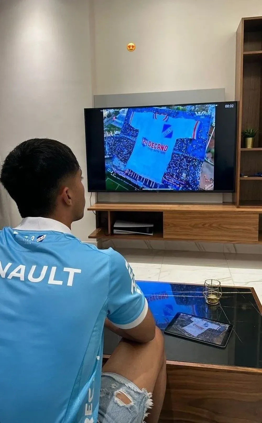 La foto de Fabricio Díaz con la camiseta de Nacional y viendo al tricolor