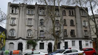 Policías frente al edificio de Cordón en el que ocurrió el hecho