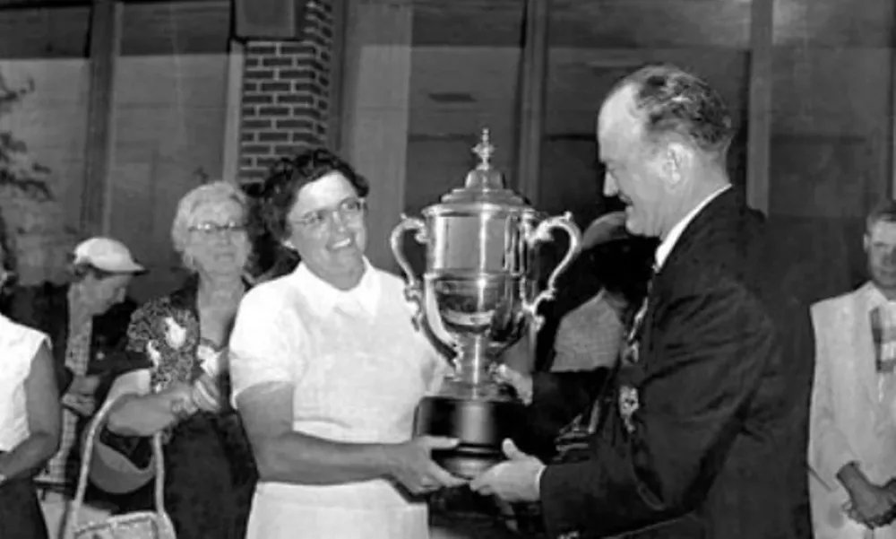 Fay Crocker recibiendo la copa tras haber ganado el US Open en Wichita, Kansas, en 1955