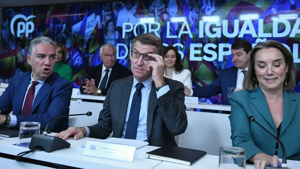 El coordinador general del PP, Elías Bendodo; el presidente del Partido Popular, Alberto Núñez Feijóo y la secretaria general del PP, Cuca Gamarra, durante la reunión de la Junta Directiva Nacional, en la sede de Génova, a 6 de noviembre de 2023