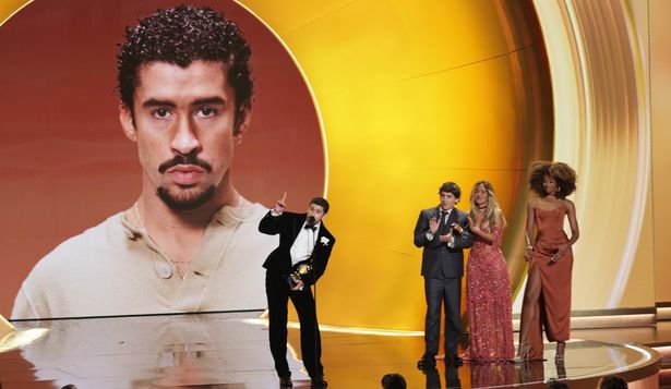 Bad Bunny hace historia en los Grammy y alza un reclamo a las políticas migratorias de Trump: Fuera ICE