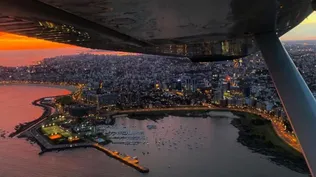 Sobrevolar Montevideo es una de las opciones para regalar