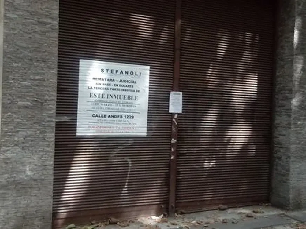 El local cuenta con subsuelo y una planta baja