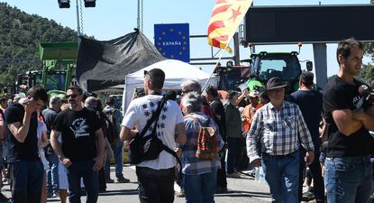 Corte de la autopista AP-7 en Perthus