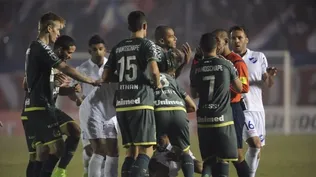 Rossi le protesta a Aquino