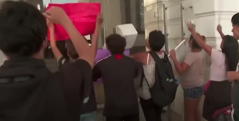 Al llegar al Palacio Municipal, un grupo reducido de manifestantes protagonizó incidentes.