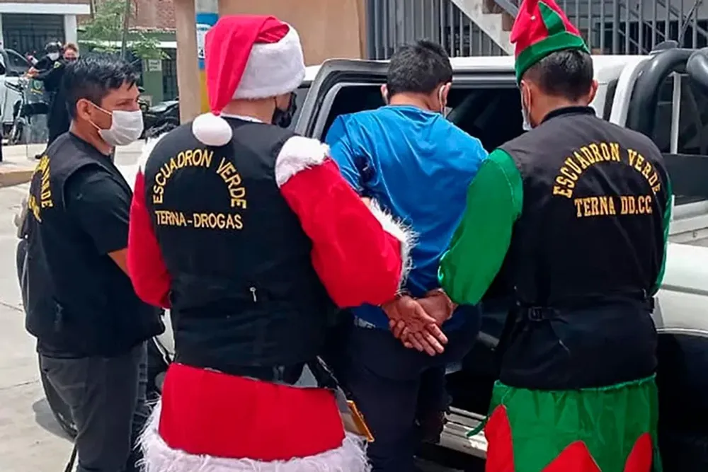 La estrategia fue exitosa. Les llegó la Navidad a los Renos del Mal, dijo el oficial a cargo del operativo.