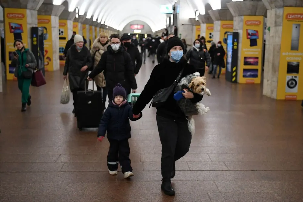 Ucranianos caminan en el metro de Kiev. Muchos tomaron sus valijas y pertenencias para abandonar la ciudad