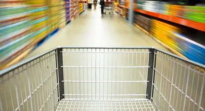 Caída del dólar alentó rebote en confianza de los consumidores