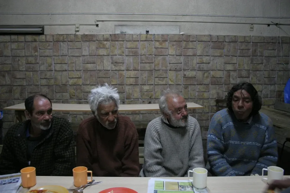 Personas en situación de calle en un refugio